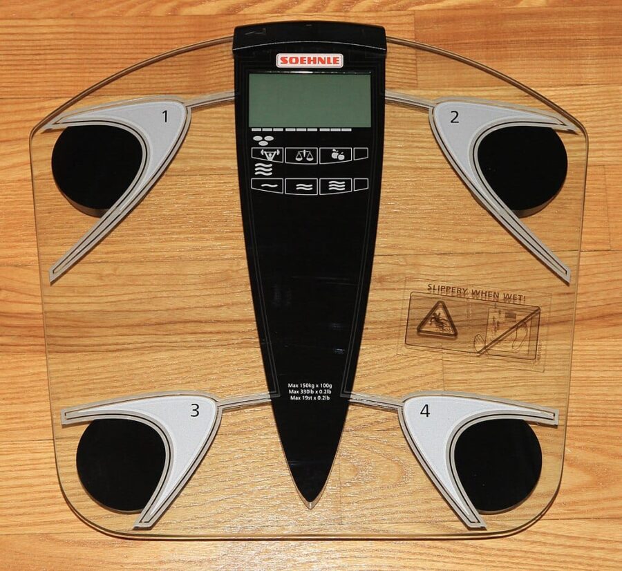 Cântar digital Soehnle pe podea din lemn.