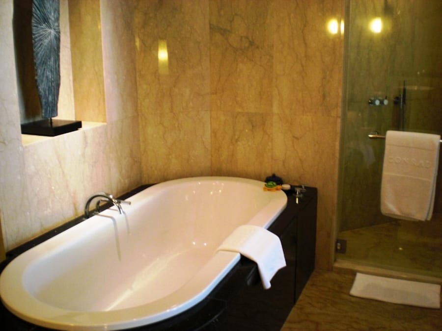 Cadă de baie elegantă într-un decor modern.