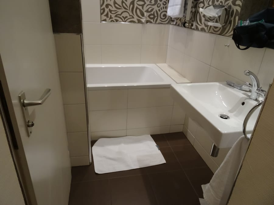 Cadă de baie într-o baie mică, cu design compact.