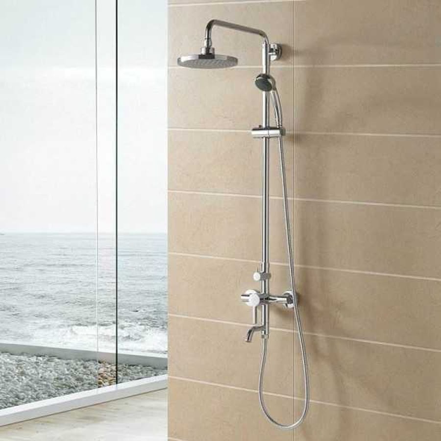 Coloană de duș modernă montată într-o baie cu vedere la mare.