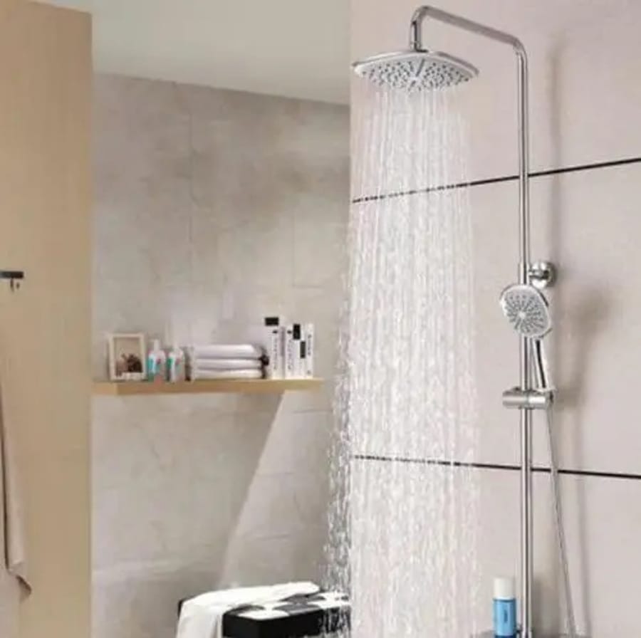 Coloană de duș modernă cu cap de duș tip ploaie și duș de mână într-o baie minimalistă.