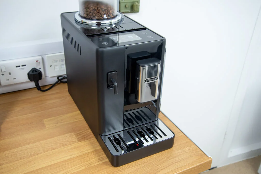 Espressor automat DeLonghi cu rezervor de lapte integrat