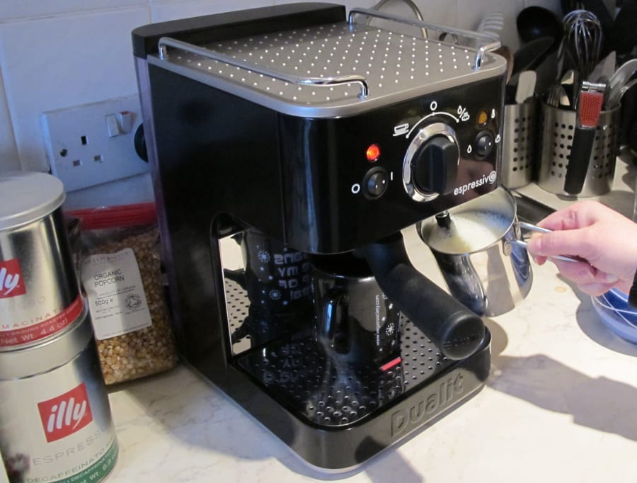 Espressor automat Dualit cu spumator de lapte