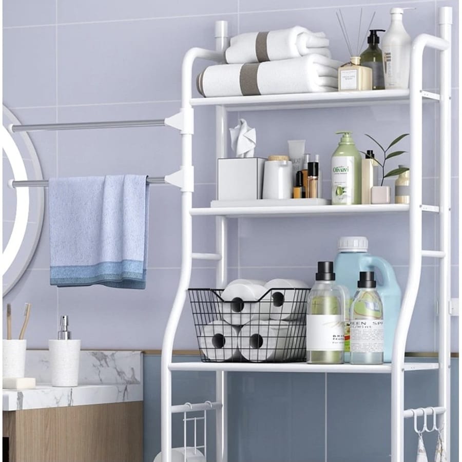 Etajeră albă pentru baie, cu mai multe rafturi, utilizată pentru depozitarea prosoapelor și produselor de igienă.