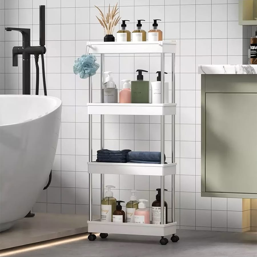 Etajeră albă pentru baie cu trei rafturi și roți, utilizată pentru depozitarea produselor de îngrijire personală.