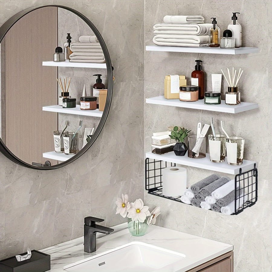 Etajere pentru baie montate pe perete, utilizate pentru depozitarea prosoapelor și produselor de îngrijire personală
