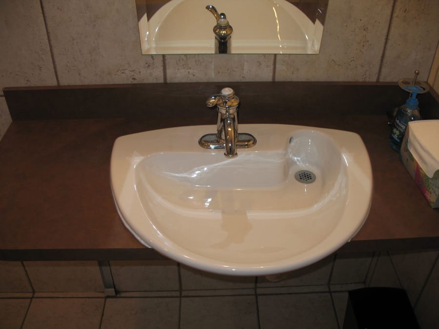 Lavoar clasic montat pe blat într-o baie