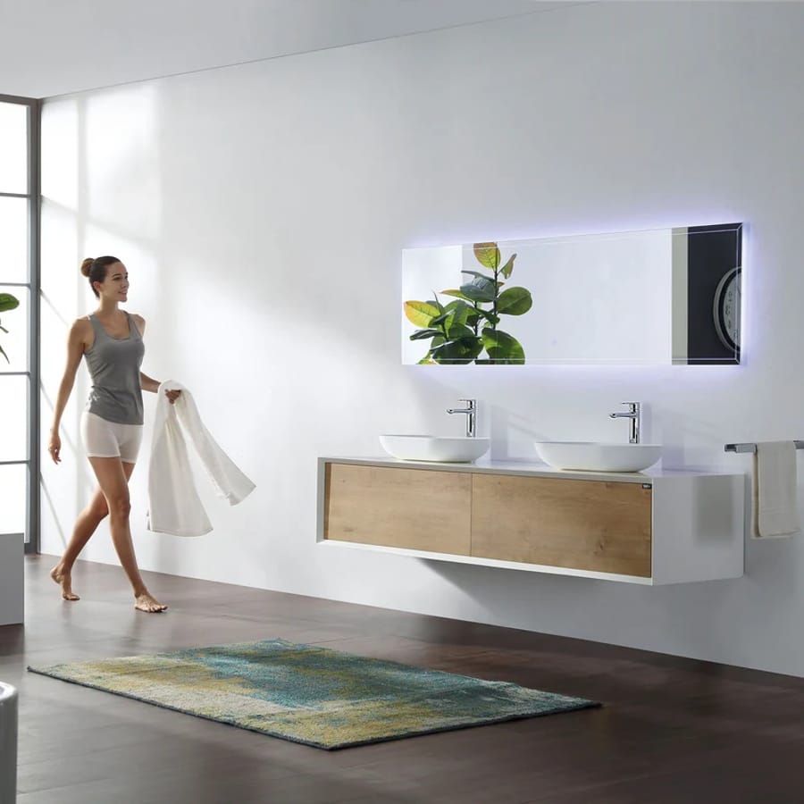 Mască pentru lavoar dublu suspendat într-o baie modernă.