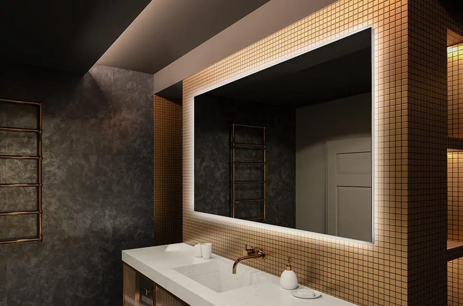 Oglindă de baie dreptunghiulară cu iluminare LED integrată montată într-un decor modern