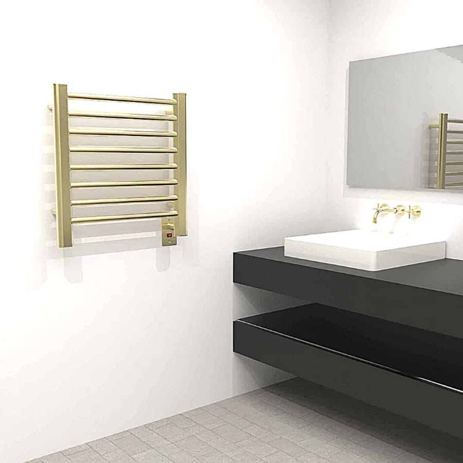 Radiator port prosop auriu montat pe peretele unei băi moderne, alături de un lavoar cu design minimalist