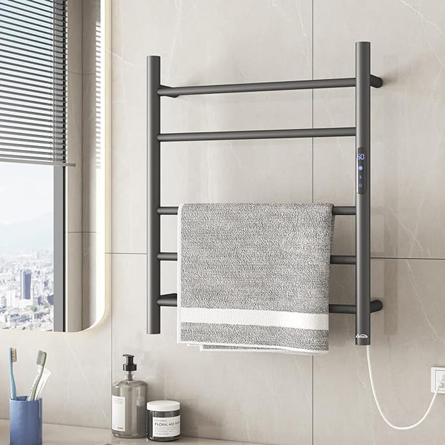 Radiator port prosop electronic de culoare neagră montat pe peretele unei băi moderne, cu un prosop gri atârnat