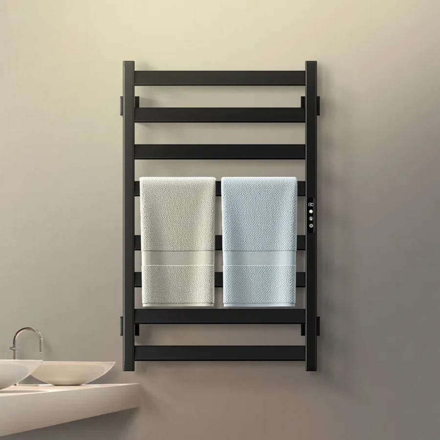 Radiator port prosop modern de culoare neagră, montat în baie, cu prosoape albe și albastre
