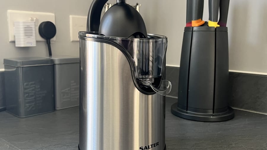 Storcător de citrice metalic Salter, pe blat de bucătărie.