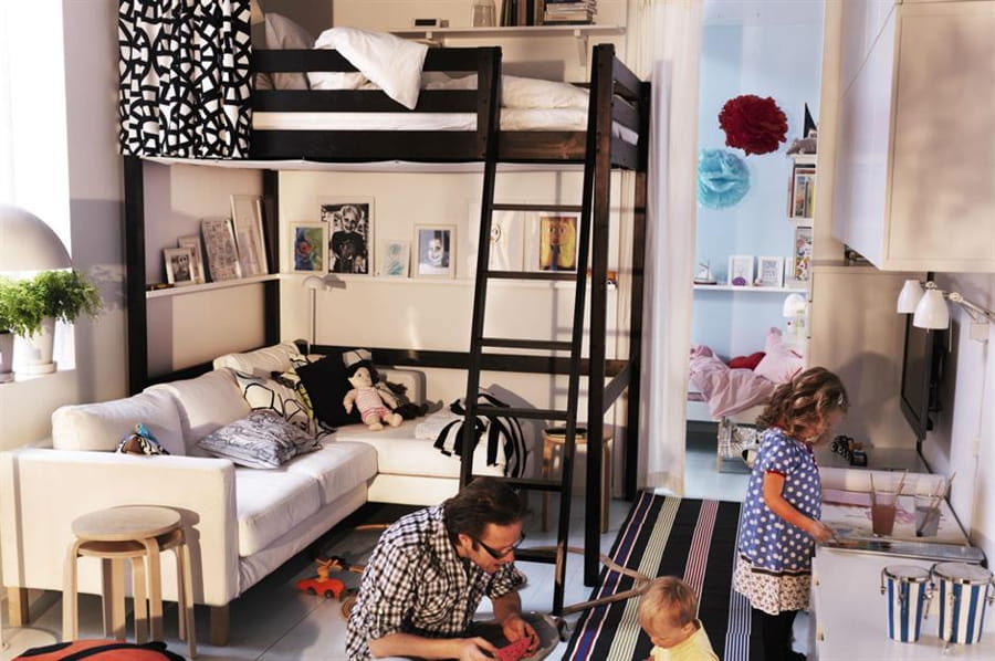 Pat supraetajat pentru copii cu zonă de relaxare dedesubt