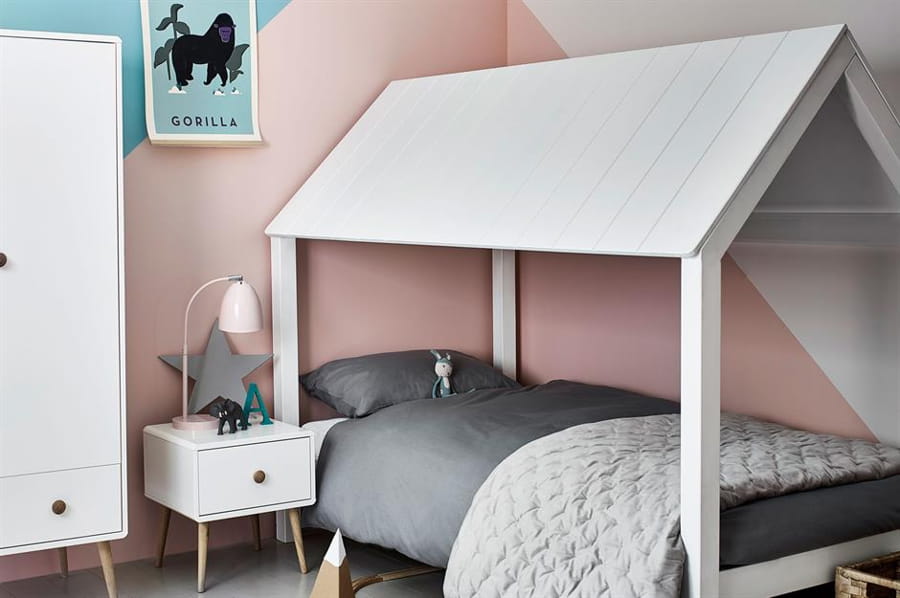 Pat de tip căsuță pentru copii, cu design modern și confortabil