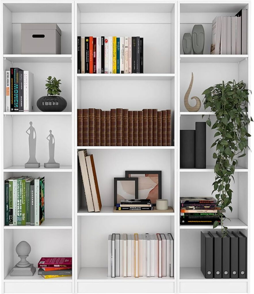 Bibliotecă albă modernă pentru living, cu rafturi organizate pentru cărți și decorațiuni
