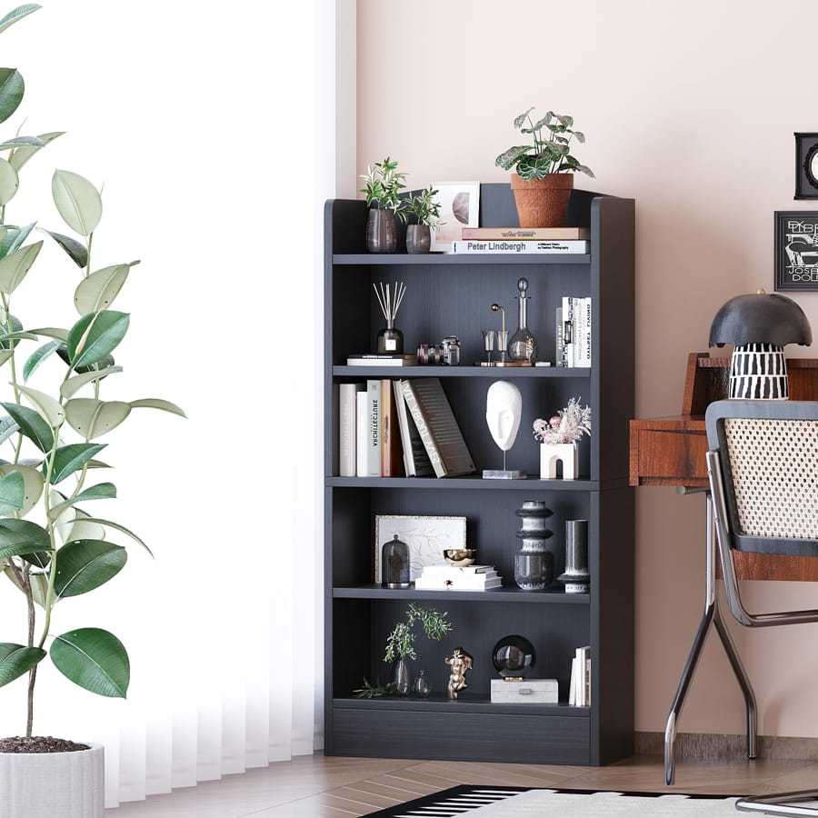 Bibliotecă modernă pentru living, cu rafturi organizate pentru cărți și decorațiuni