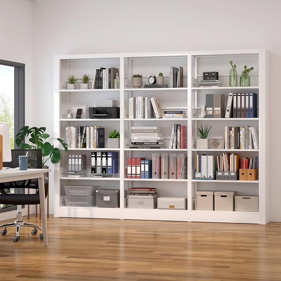 Bibliotecă modernă pentru living, cu rafturi organizate pentru cărți și obiecte de decor