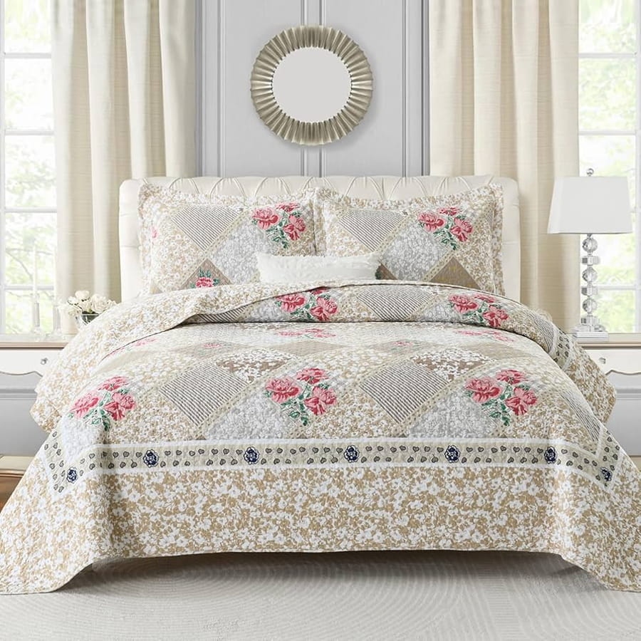 Cuvertură de pat matlasată cu model floral într-un dormitor elegant