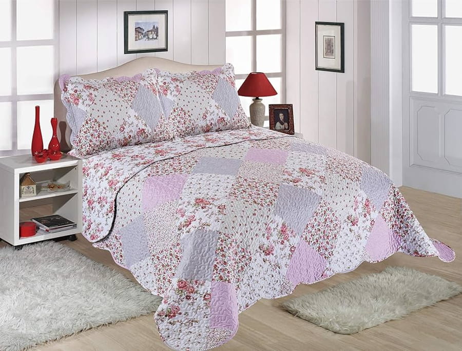 Cuvertură de pat patchwork floral, în nuanțe pastel, pentru un decor elegant