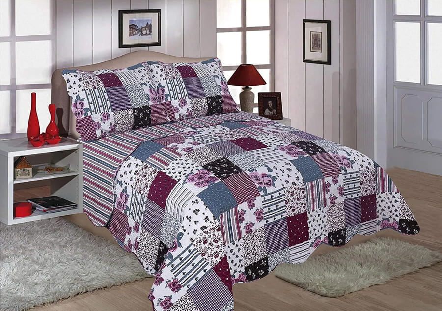 Cuvertură de pat cu design patchwork floral, colorată și elegantă