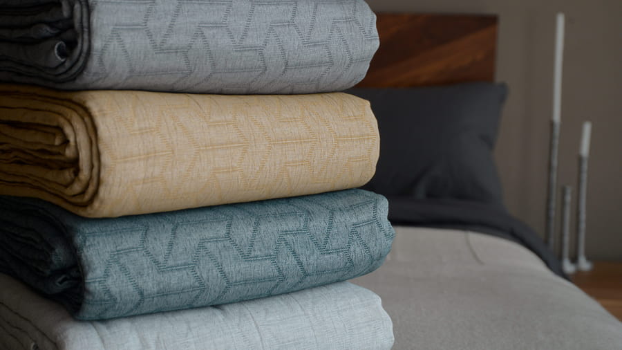 Cuverturi de pat multicolore, pliate, pentru un decor elegant