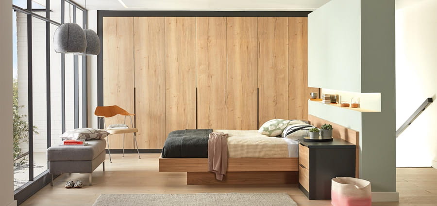 Dulap mare din lemn într-un dormitor modern și luminos