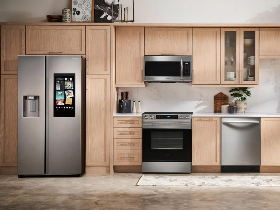 Frigider side by side modern într-o bucătărie cu mobilier din lemn și electrocasnice din inox
