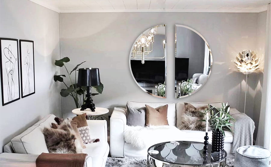 Oglinzi semicirculare de perete montate într-un living modern și elegant