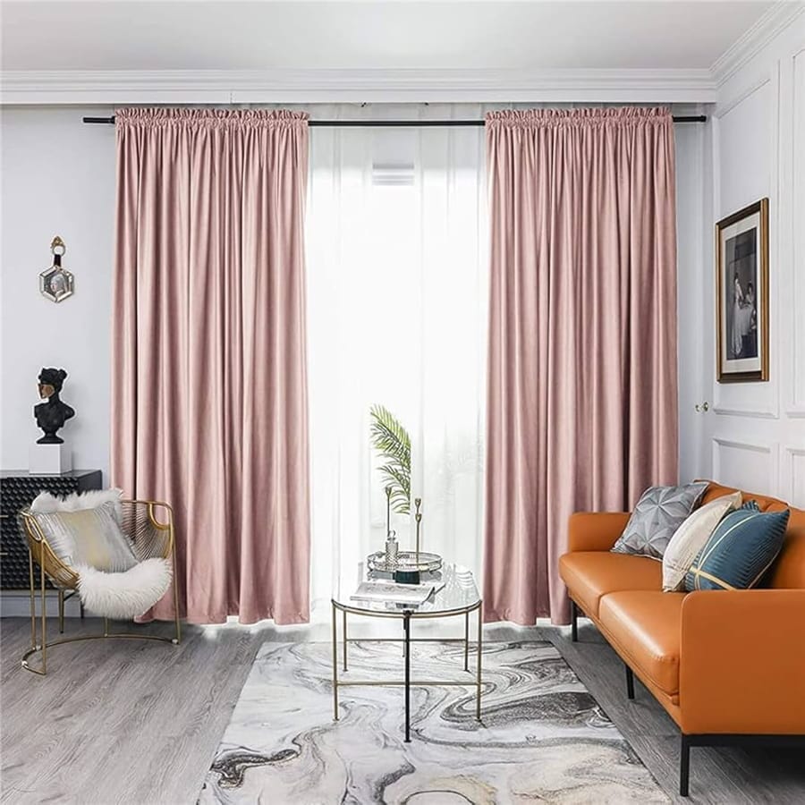 Perdele roz pastel și voal alb într-un dormitor elegant