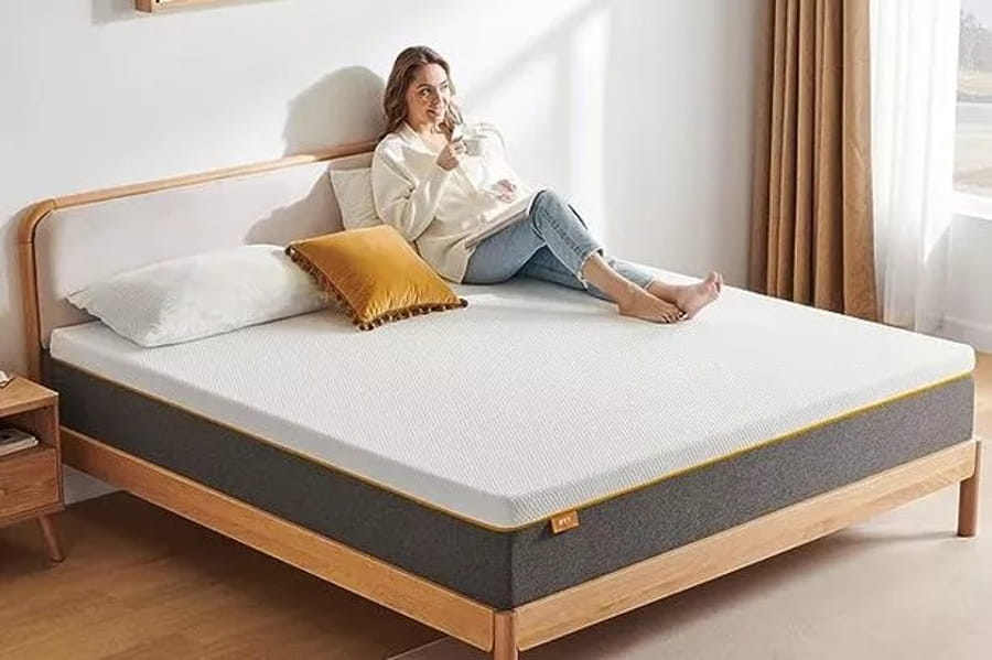 Femeie relaxându-se pe o saltea de calitate, ideală pentru cei care caută cele mai bune saltele.