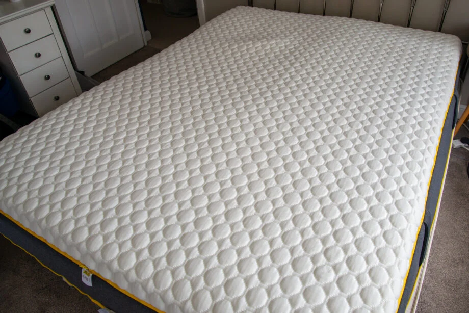 Saltea premium pentru un somn odihnitor, ideală pentru ghidurile despre cele mai bune saltele.