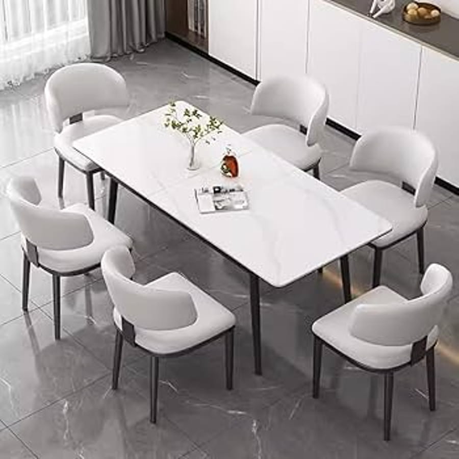 Set de scaune dining albe cu design modern, aranjate în jurul unei mese albe