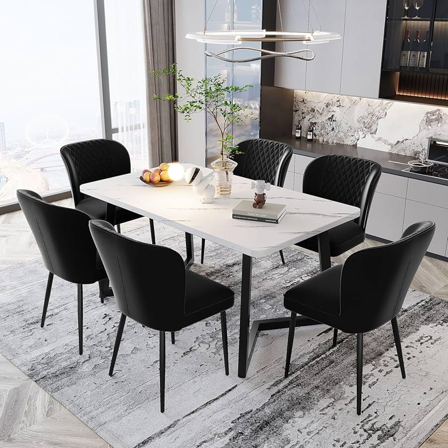 Set de scaune dining negre cu design modern, aranjate în jurul unei mese albe elegante