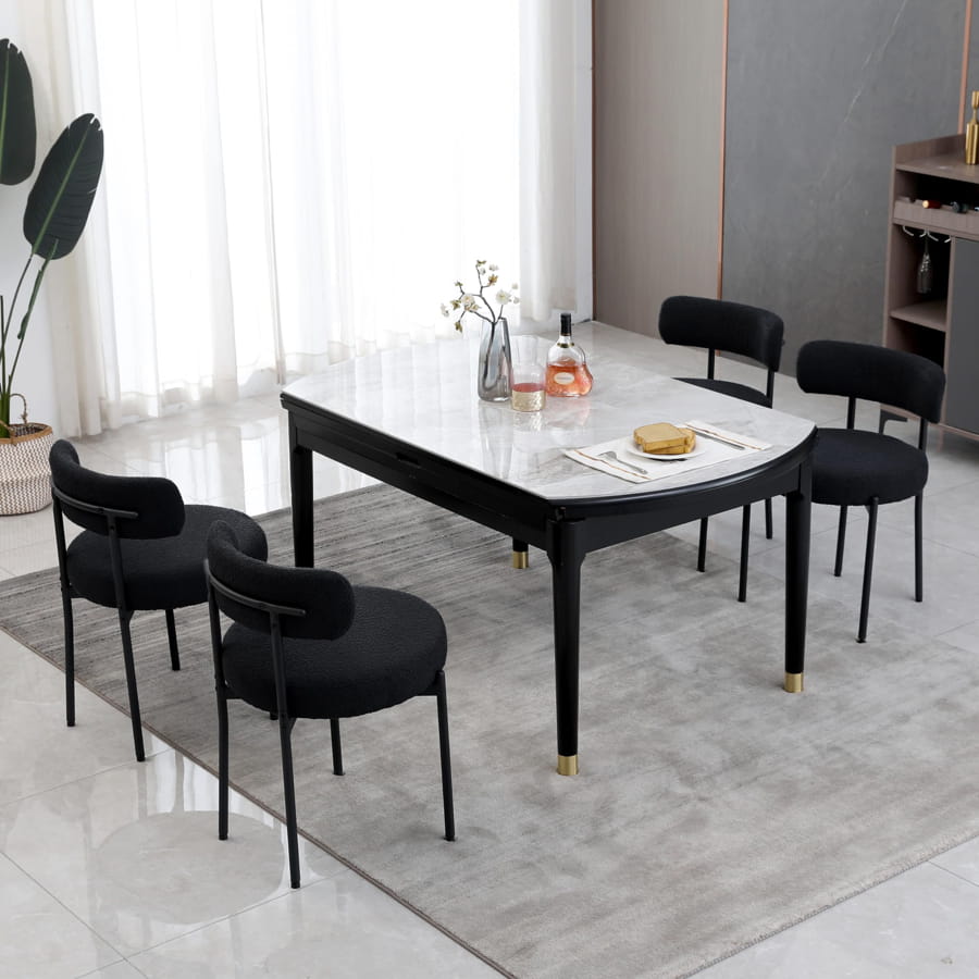 Set de scaune dining negre moderne cu cadru metalic, aranjate în jurul unei mese elegante