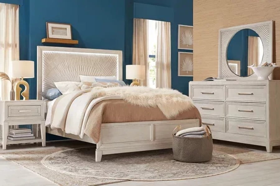 Set de mobilier elegant pentru dormitor cu pat, noptiere și comodă, design modern