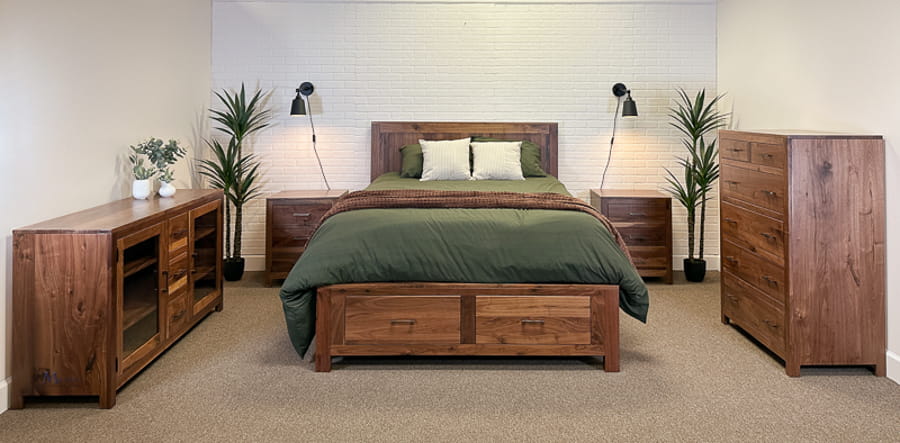 Set de mobilier din lemn masiv pentru dormitor, incluzând pat, noptiere, comodă și dulap