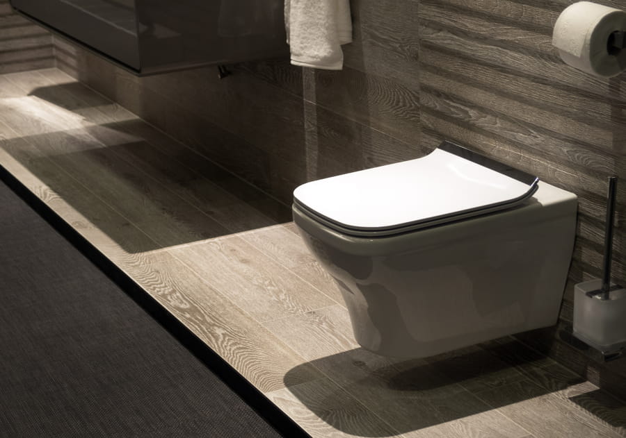 Vas WC suspendat modern într-o baie cu design minimalist