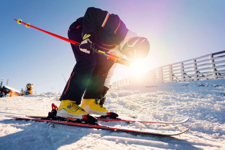 Schior cu clăpari de ski galbeni, pregătit de coborâre pe pârtie