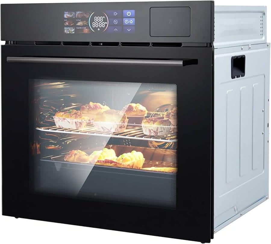 Cuptor electric modern cu funcție de aburi pregătind brioșe.