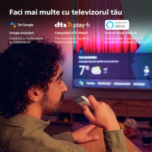 Bărbat folosind controlul vocal pe televizorul Philips cu tehnologie Smart