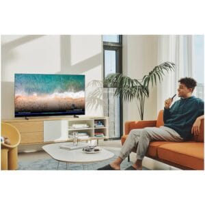 Televizor Samsung QLED 85Q60B în sufragerie, oferind o experiență de vizionare premium