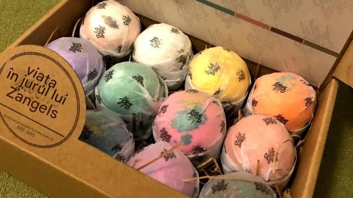 Set de bombe de baie multicolore într-o cutie cadou