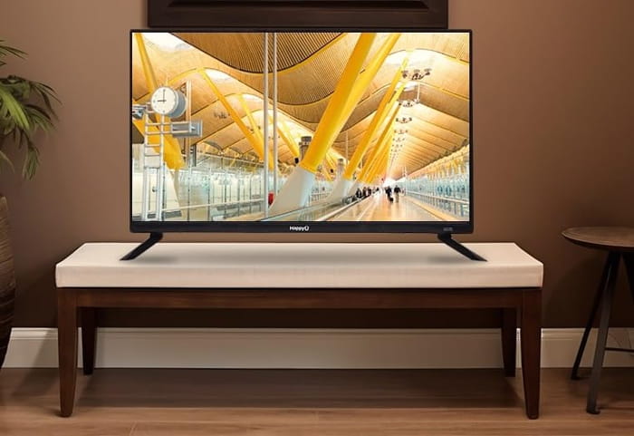 Televizor 108 cm pe un suport elegant, într-un living modern