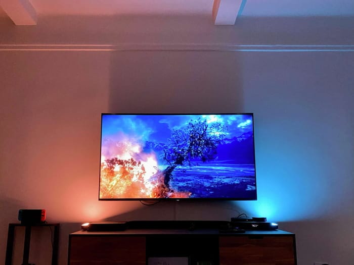 Televizor LED modern cu funcții avansate, Ambilight activ
