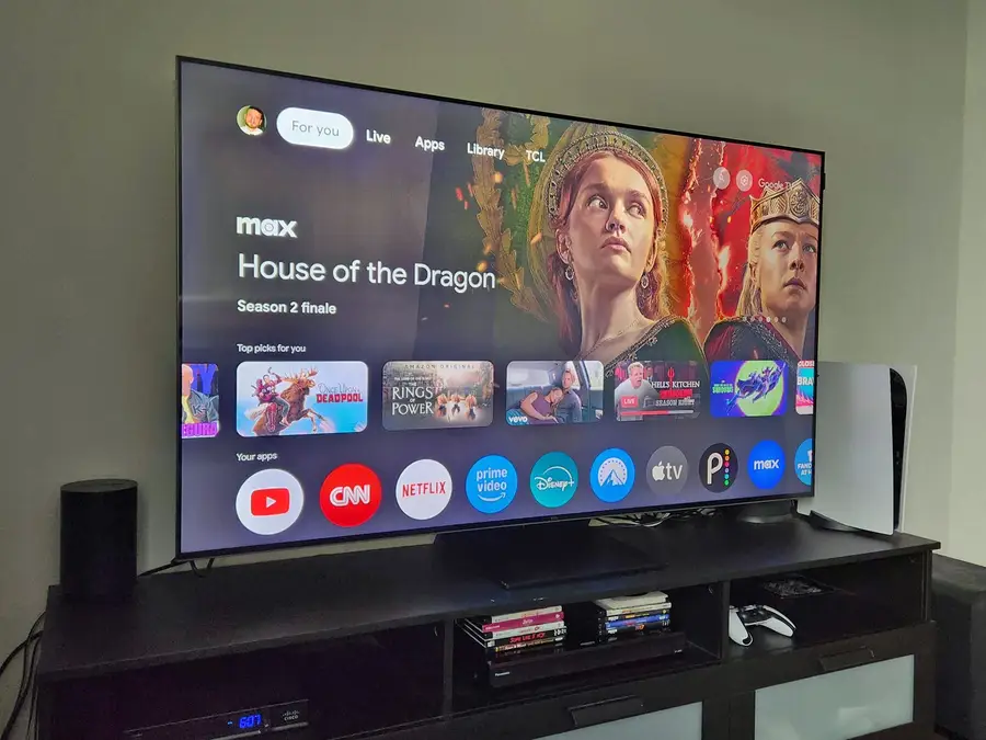 Televizor smart modern afișând aplicații populare precum Netflix, Prime Video și Disney+, ideal pentru streaming și conținut 4K