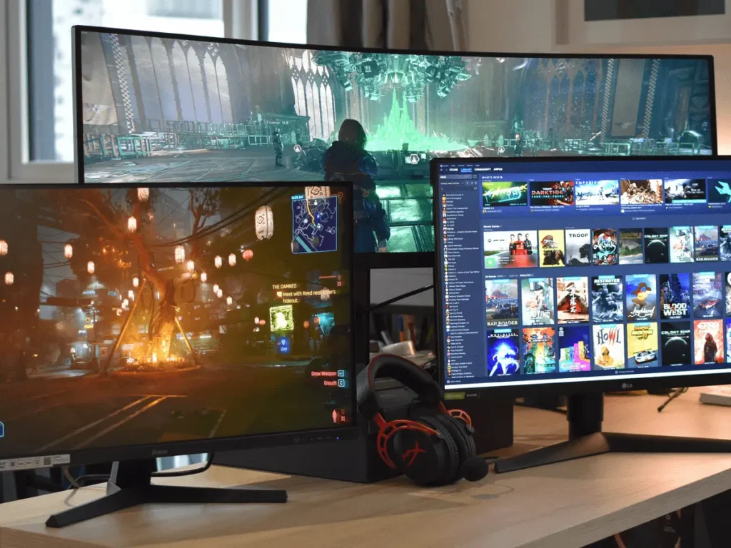 Setup de gaming modern cu monitoare performante, afișând grafică de jocuri de înaltă calitate.