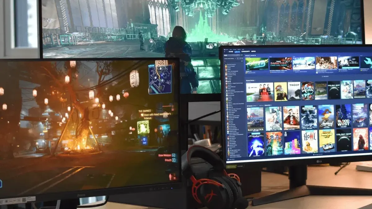 Setup de gaming modern cu monitoare performante, afișând grafică de jocuri de înaltă calitate.