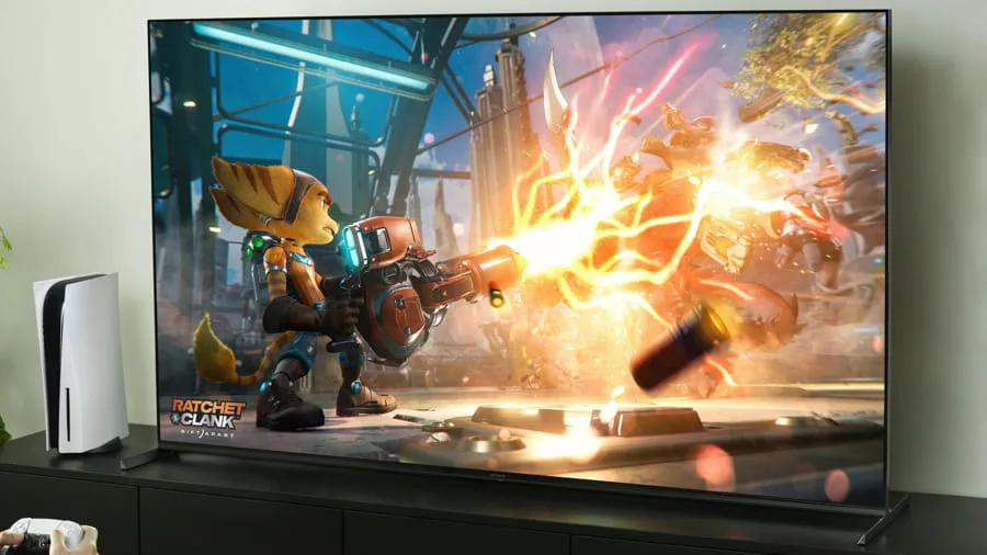 Ratchet & Clank afișat pe un televizor de gaming de înaltă calitate conectat la PlayStation 5