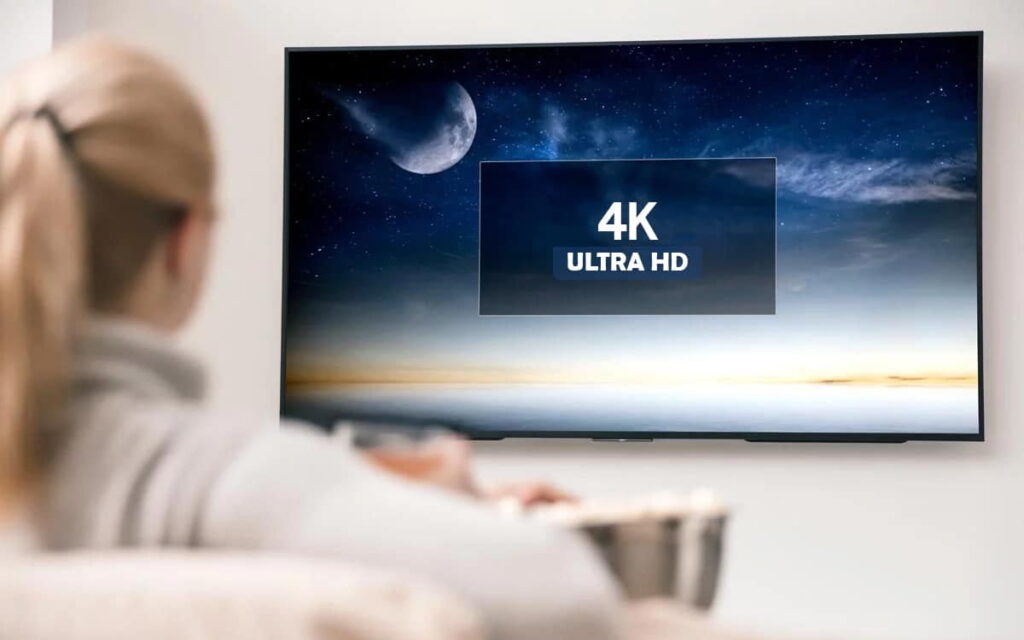 Imagine cu un televizor 4K Ultra HD, oferind detalii clare și culori vibrante